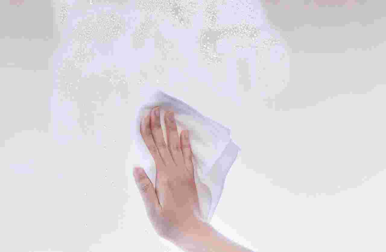 ダスターを使い清掃する画像