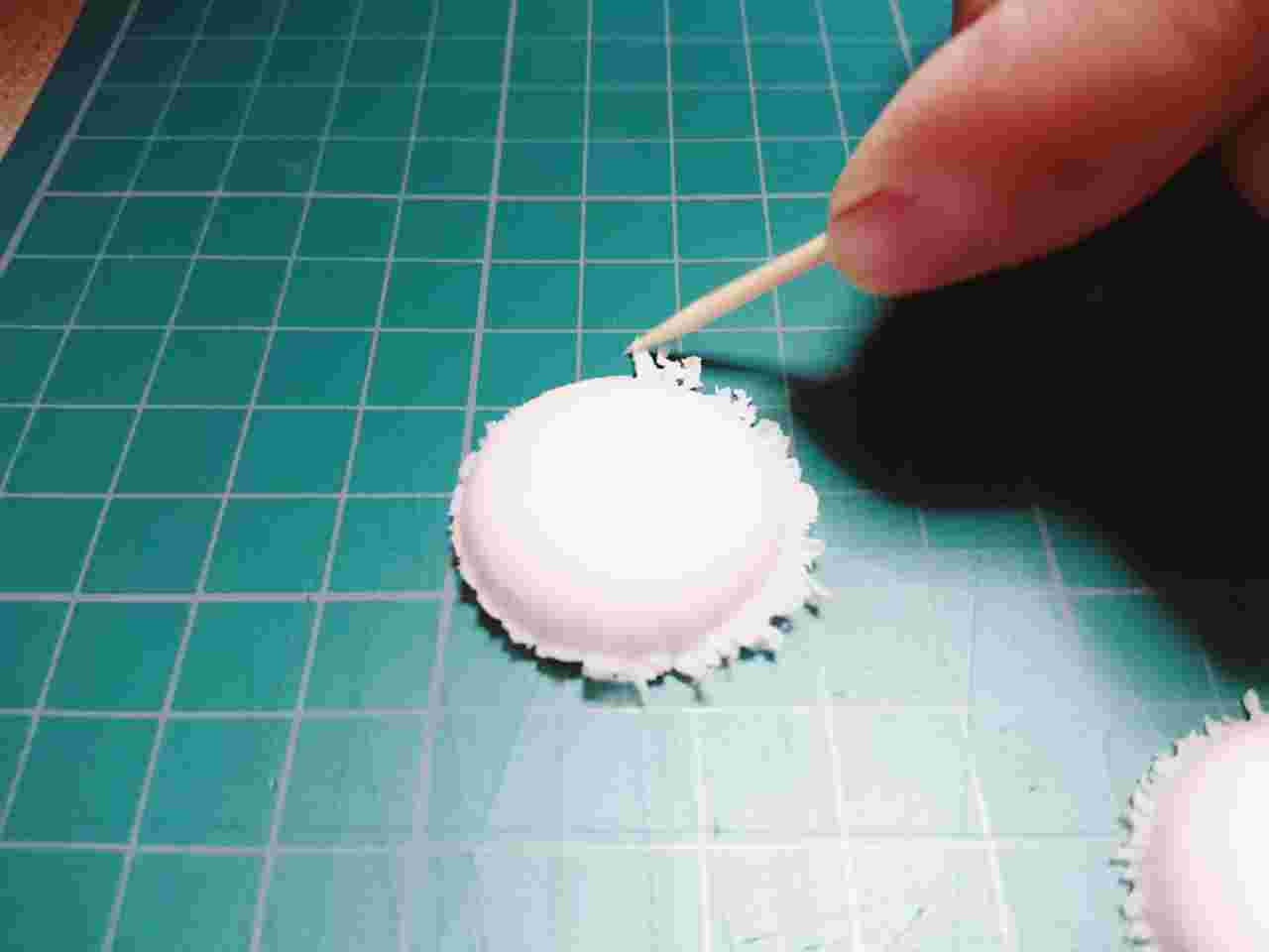 マカロンの皮を作っているイメージ