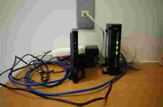 散乱したコードやルーター