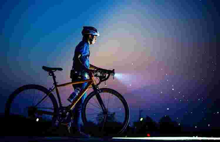 夜間ライドをする自転車ライダー