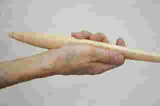 靴べらを握っている様子