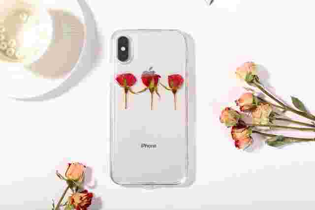 3輪の押し花のスマホケース