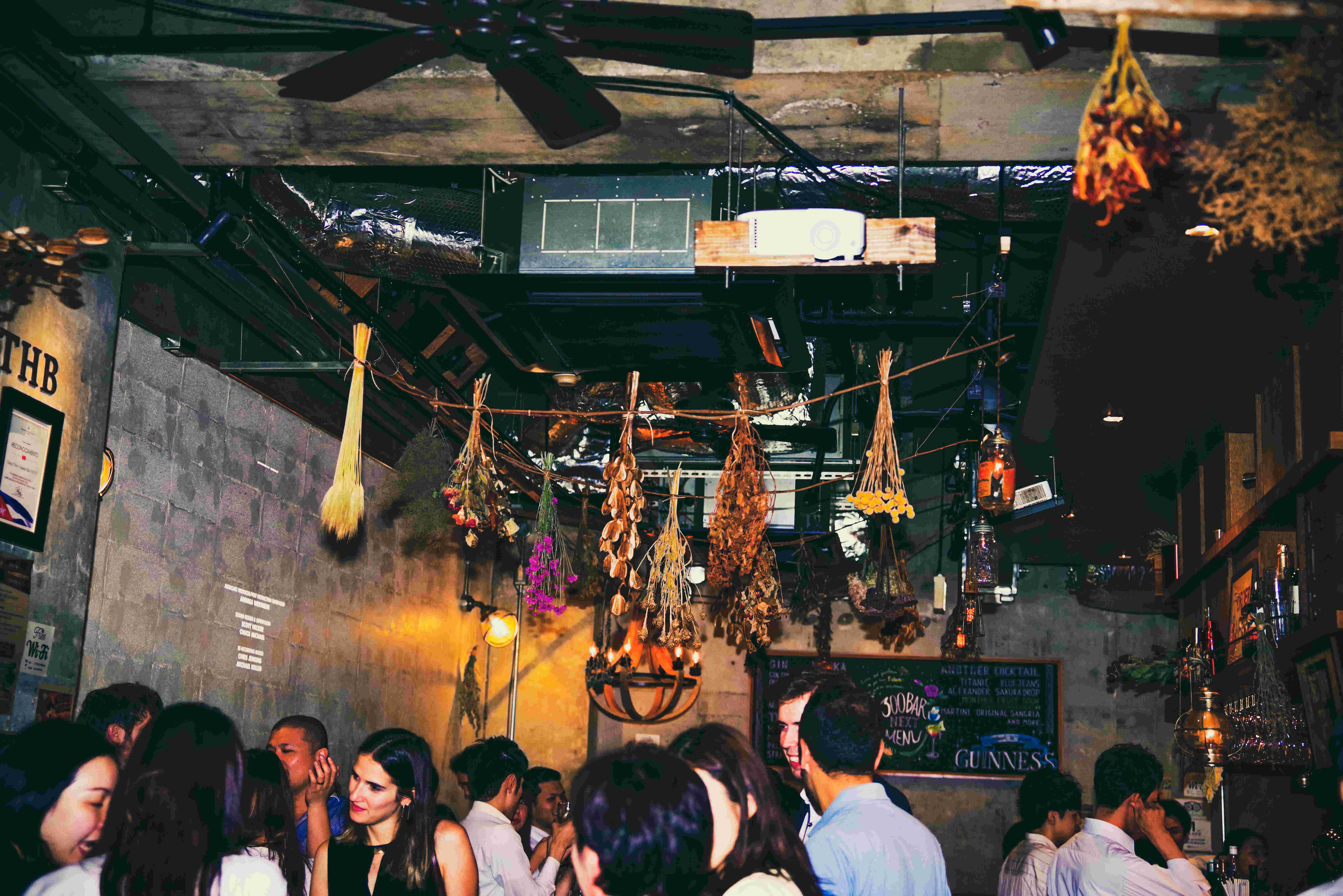 銀座300BAR NEXTの賑わいを見せる店内