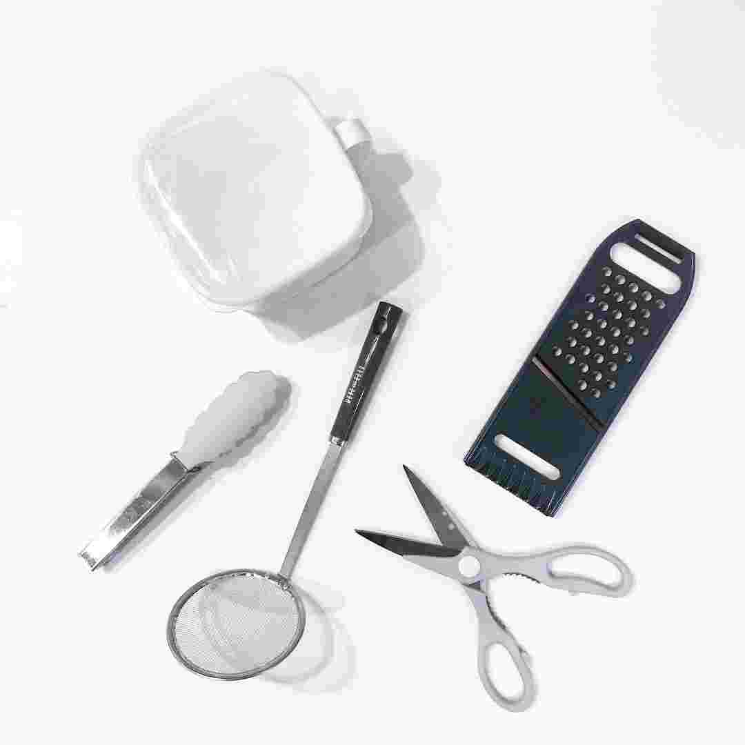 MONOandCHROシリーズの調理器具が並んでいる