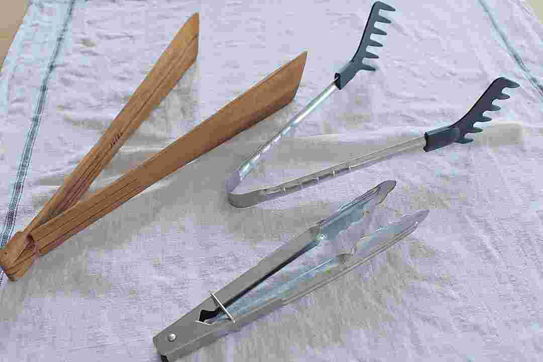 3種類のトングが並んでいる