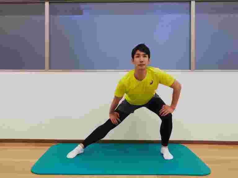 ストレッチ体操している男性