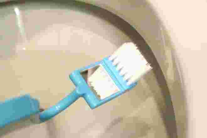キャンドゥのトイレブラシ鏡付きの商品紹介