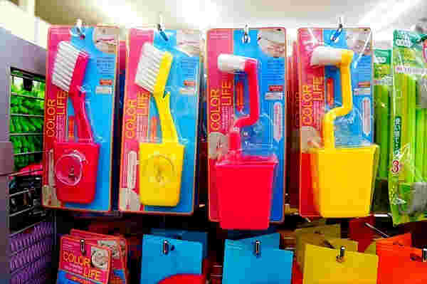 ダイソーの吸盤付きL型トイレブラシの商品紹介