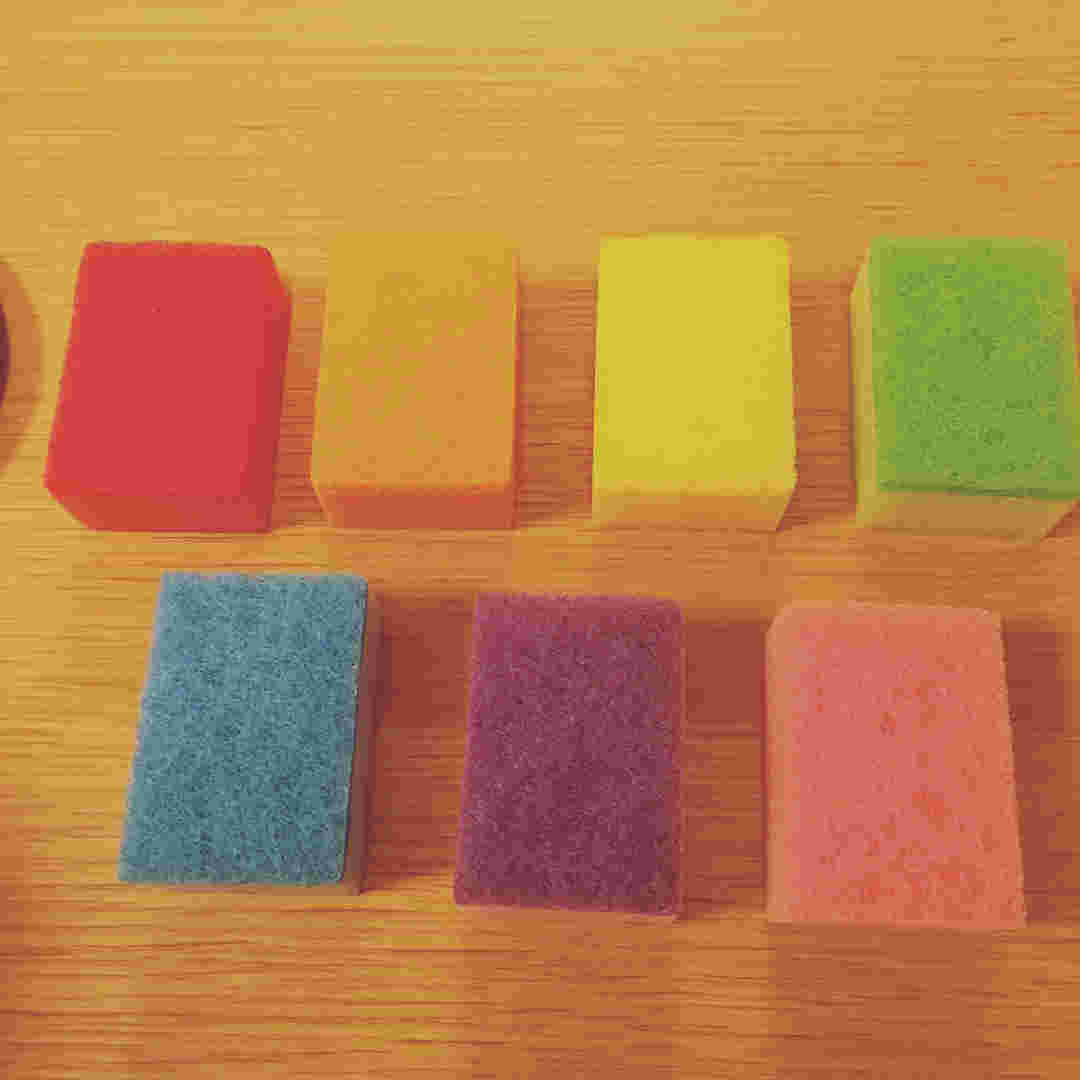 カラフルな100均の台所スポンジを並べる