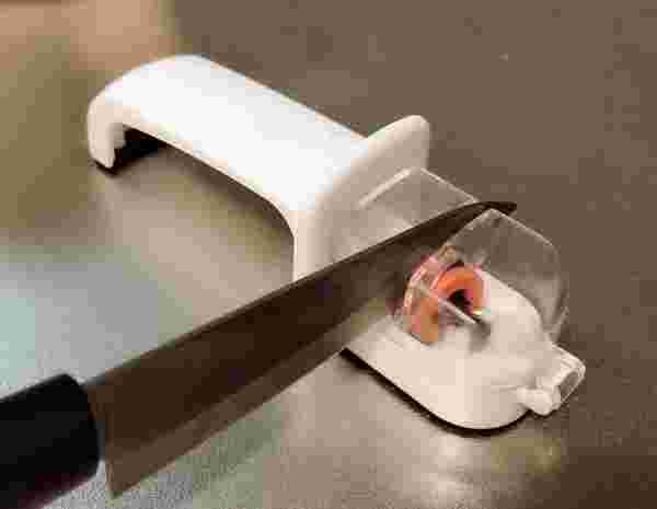 ローラー型包丁研ぎ器と包丁