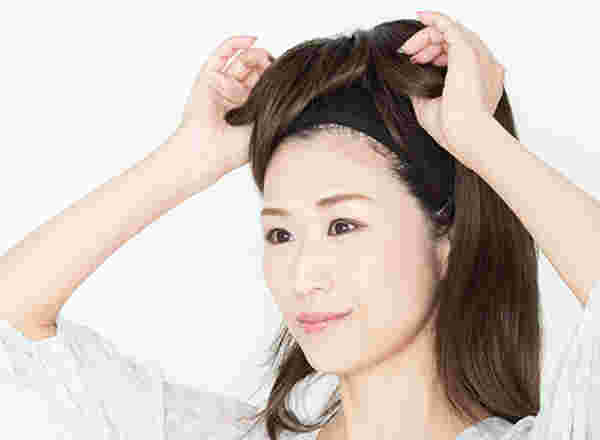 ウィッグをつけている様子