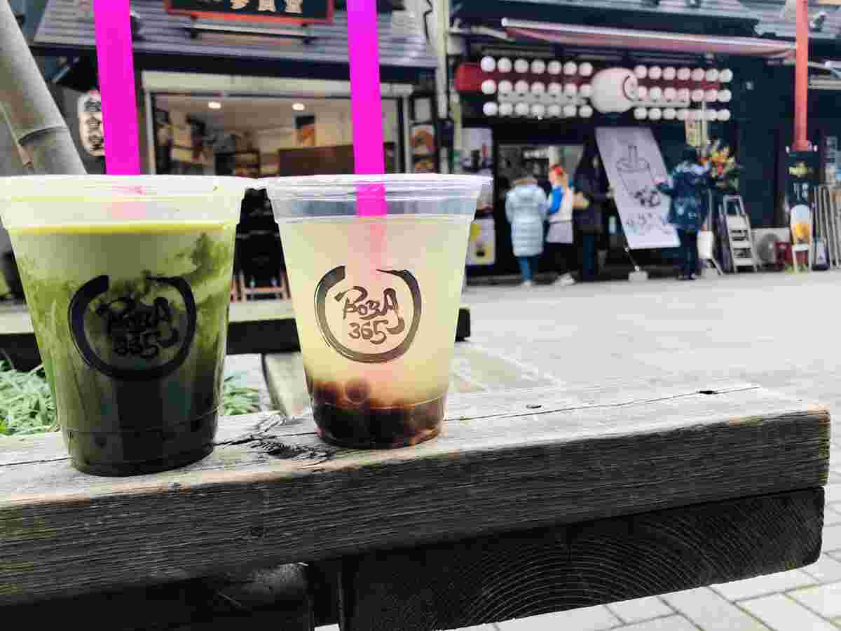店舗外観を背景にしたタピオカ2種