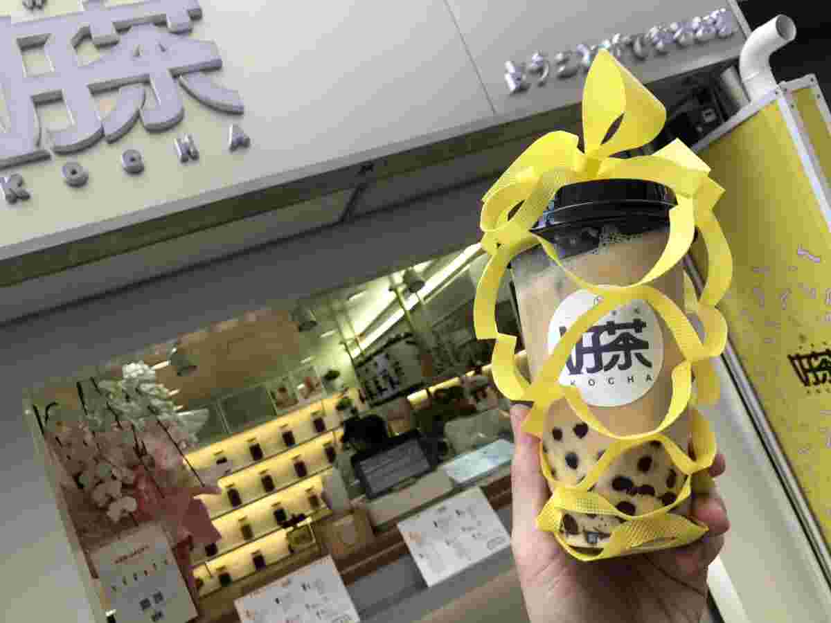好茶のドリンクと背景に店舗外観