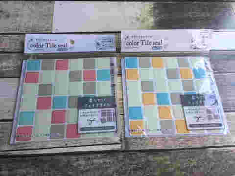 セリアのカラータイルシールを並べて紹介
