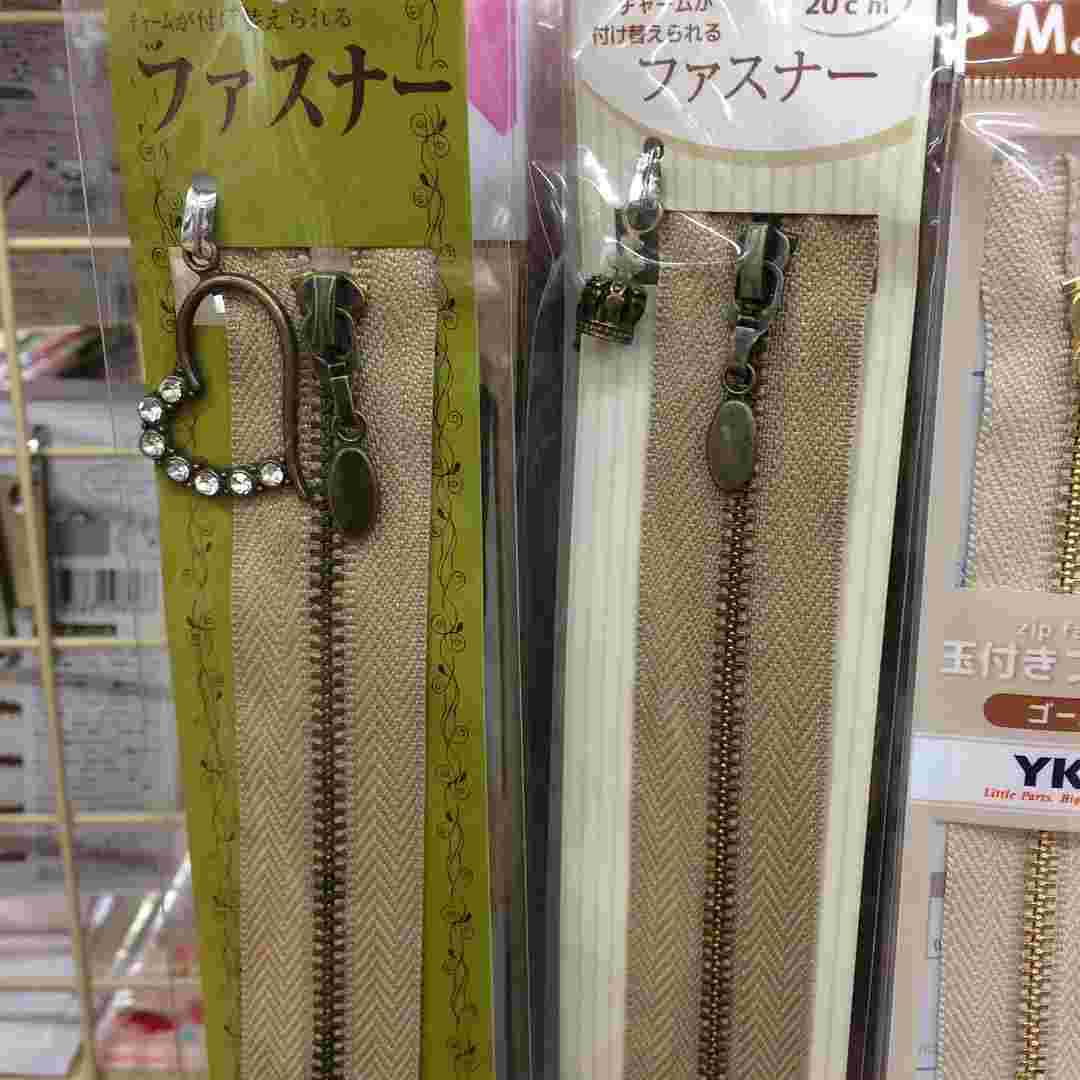 チャームが付け替えられるファスナー