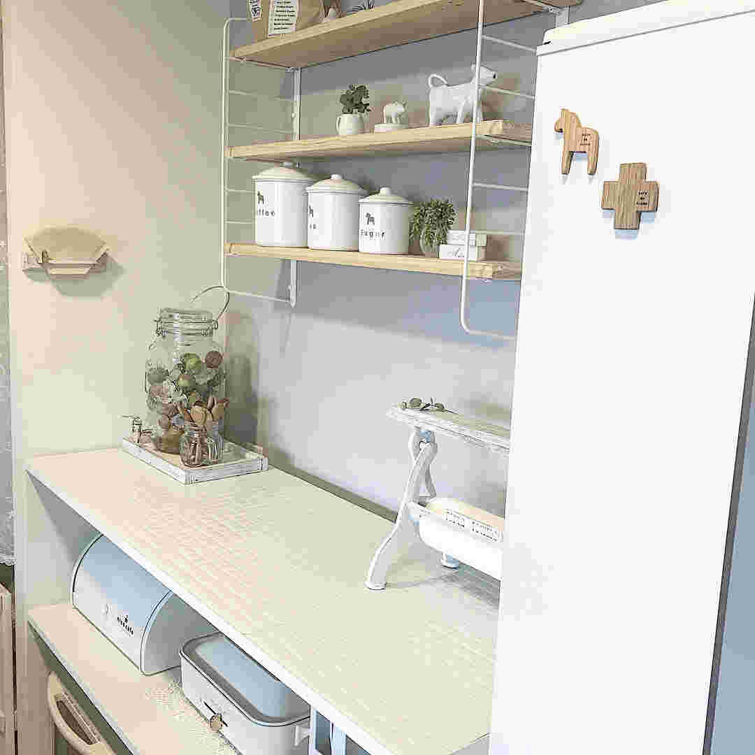 100均のタイルシールでキッチン棚をDIYする