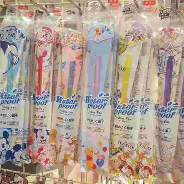 ディズニー柄の水をはじく扇子の水をはじく扇子