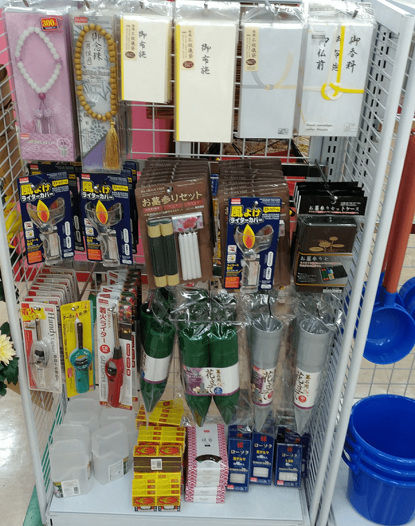 100円のものでも数珠に限らず様々なお葬式グッズが売られている上に種類も豊富