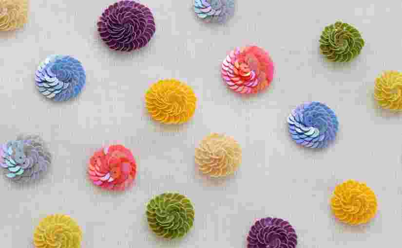 色とりどりのスパンコールを刺繍した布地