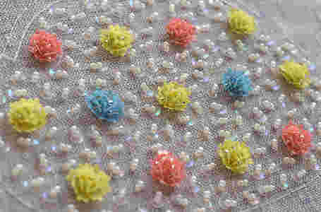 スパンコールで作ったお花とビーズの刺繍
