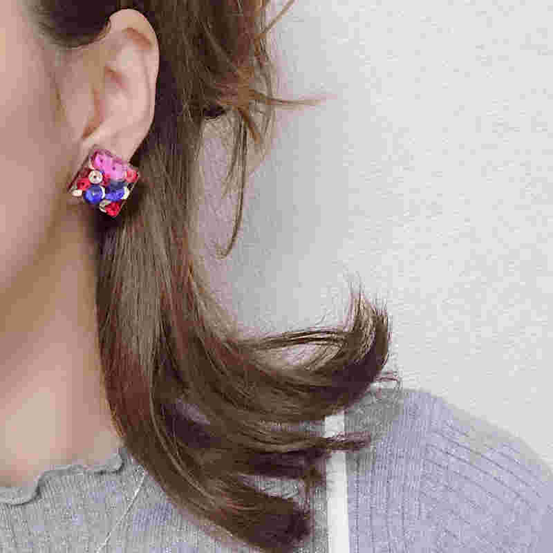 スパンコールで作ったピアスをつける女性