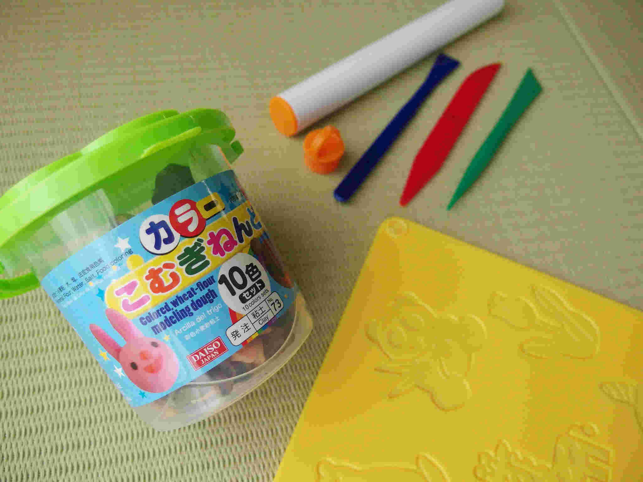 10色の粘土でいろいろなものを楽しく作ることができるカラーこむぎねんど