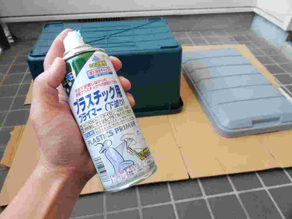スプレーで塗装する様子