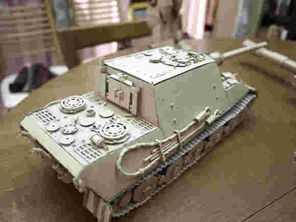 ボール紙で作った戦車