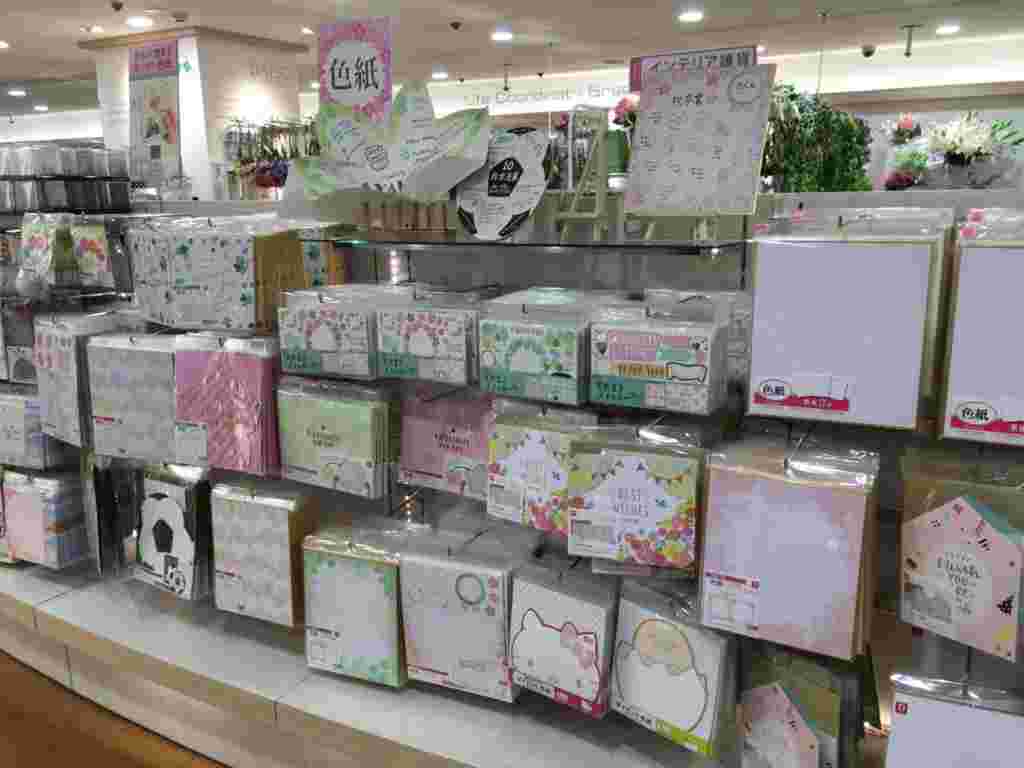 100均ダイソーの色紙コーナー