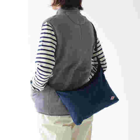 サコッシュを持っている女性