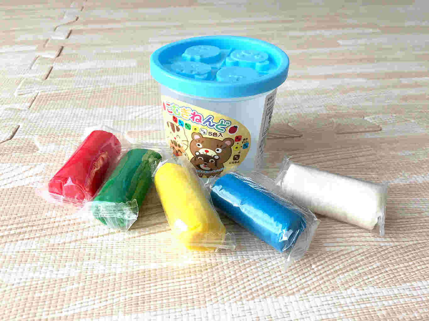 ミニバケツから5色のこむぎねんどを出したところ