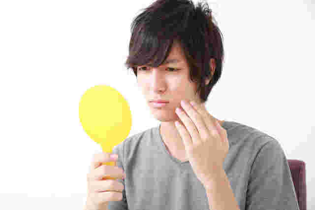 鏡で確認している様子。
