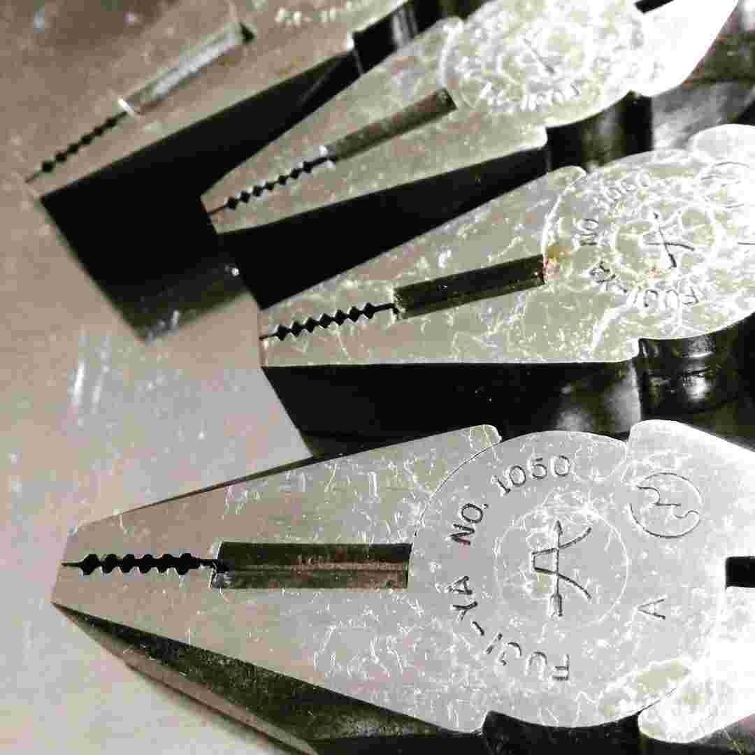 4本の工具が大きく写っている模様。