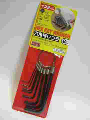赤いパッケージデザインの工具が置いてあるところ。