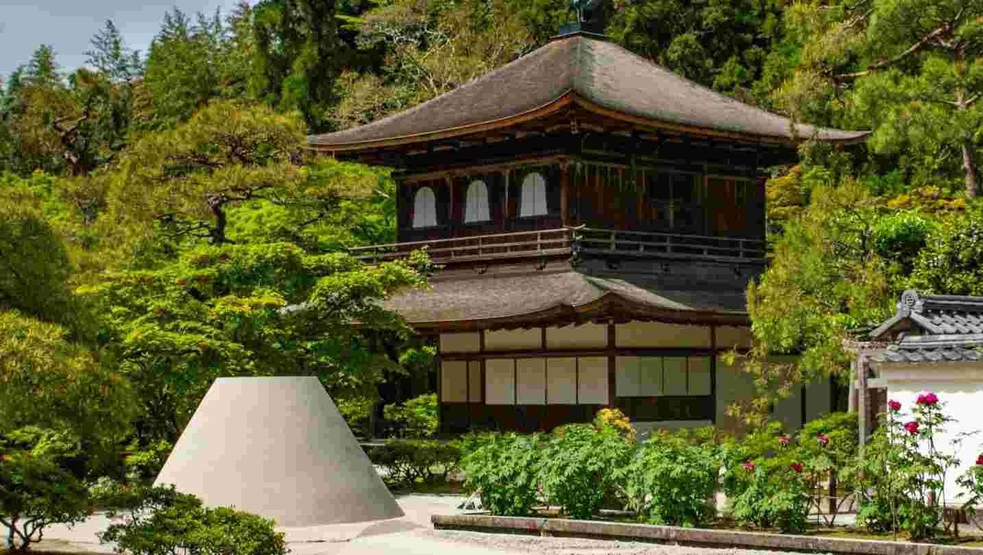 銀閣寺が佇んでいる様子