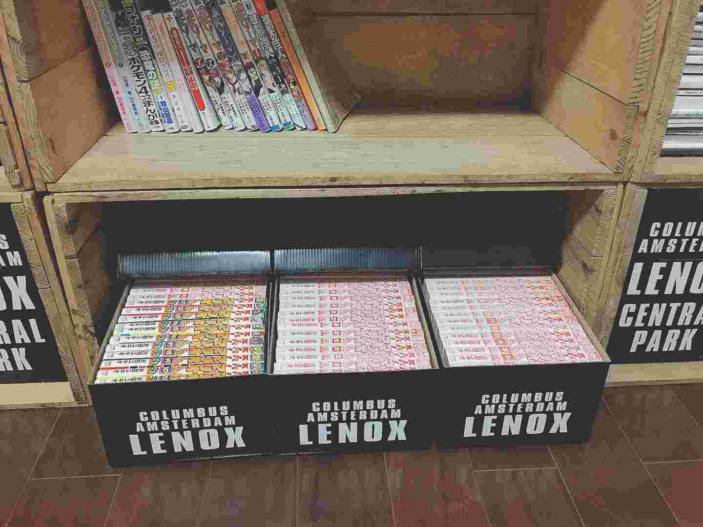 漫画本を収納する様子