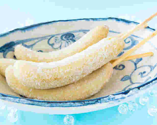 皿に4本の凍った果物が添えてあるところ。