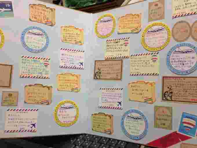 形の違うメッセージカードを使った寄せ書きの例