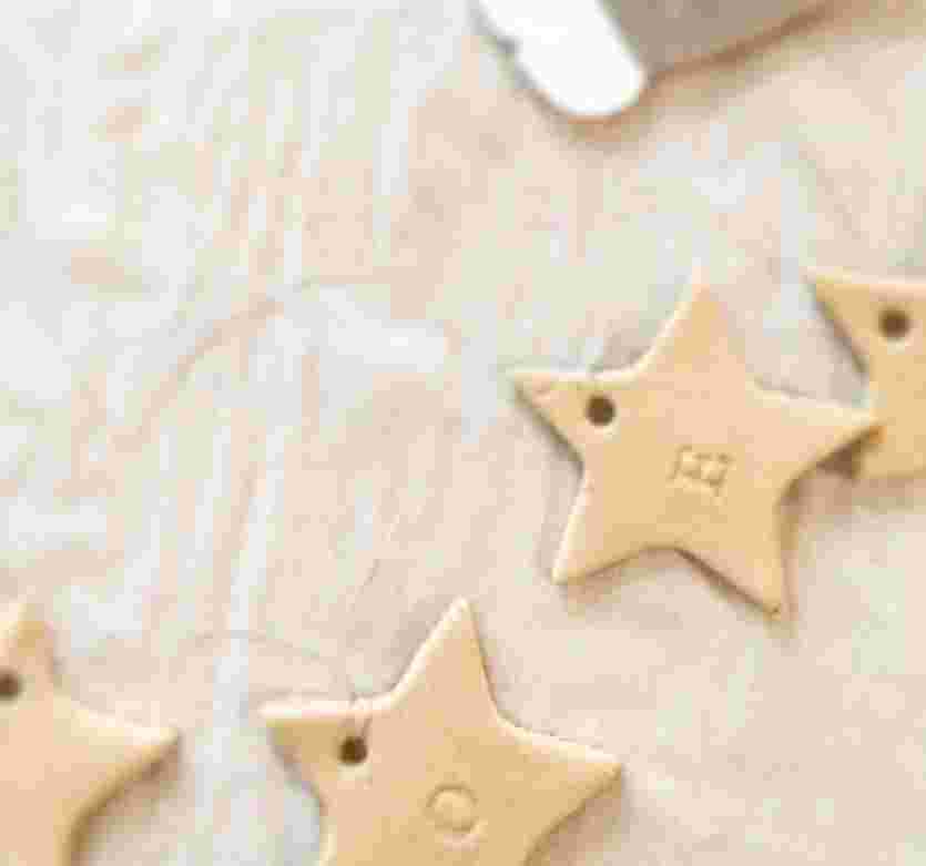 クリスマスにおすすめアルファベット入りの木かるねんどオーナメント