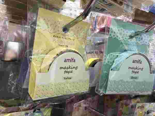 売り場に陳列しているマスキングテープ2色