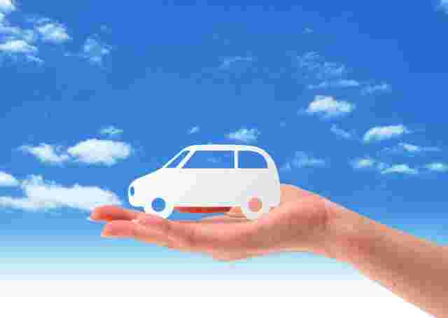 手のひらに車のイラストが乗っている