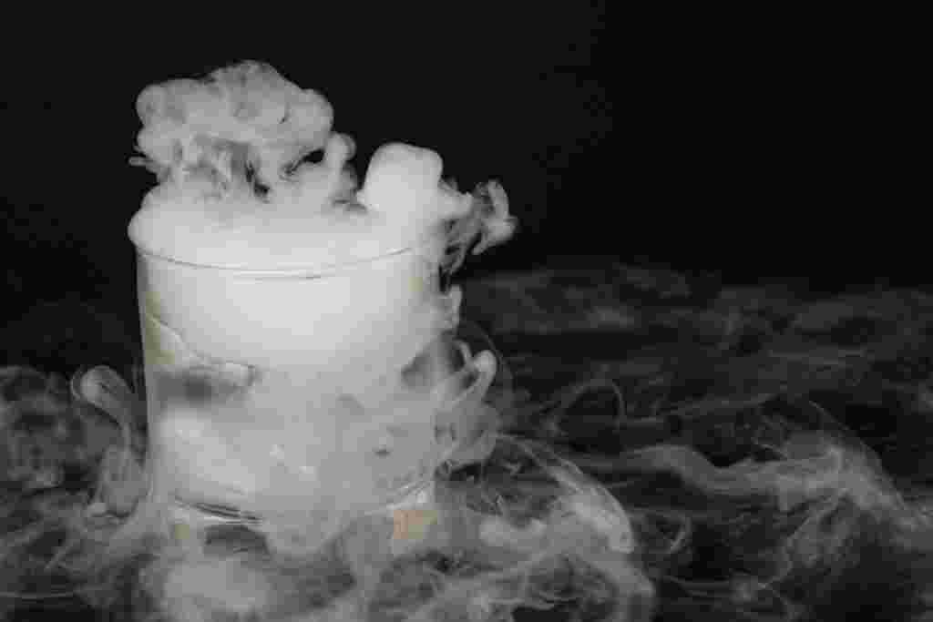 ドライアイスから煙が出てきている