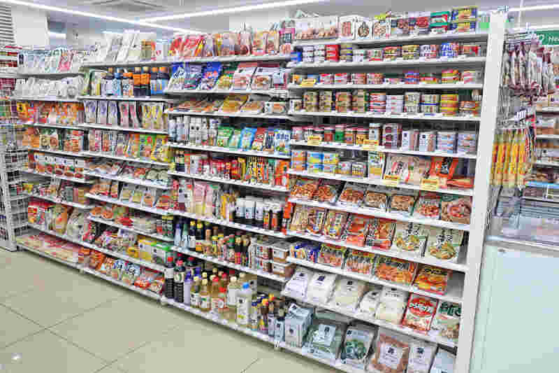 コンビニの店内の陳列棚