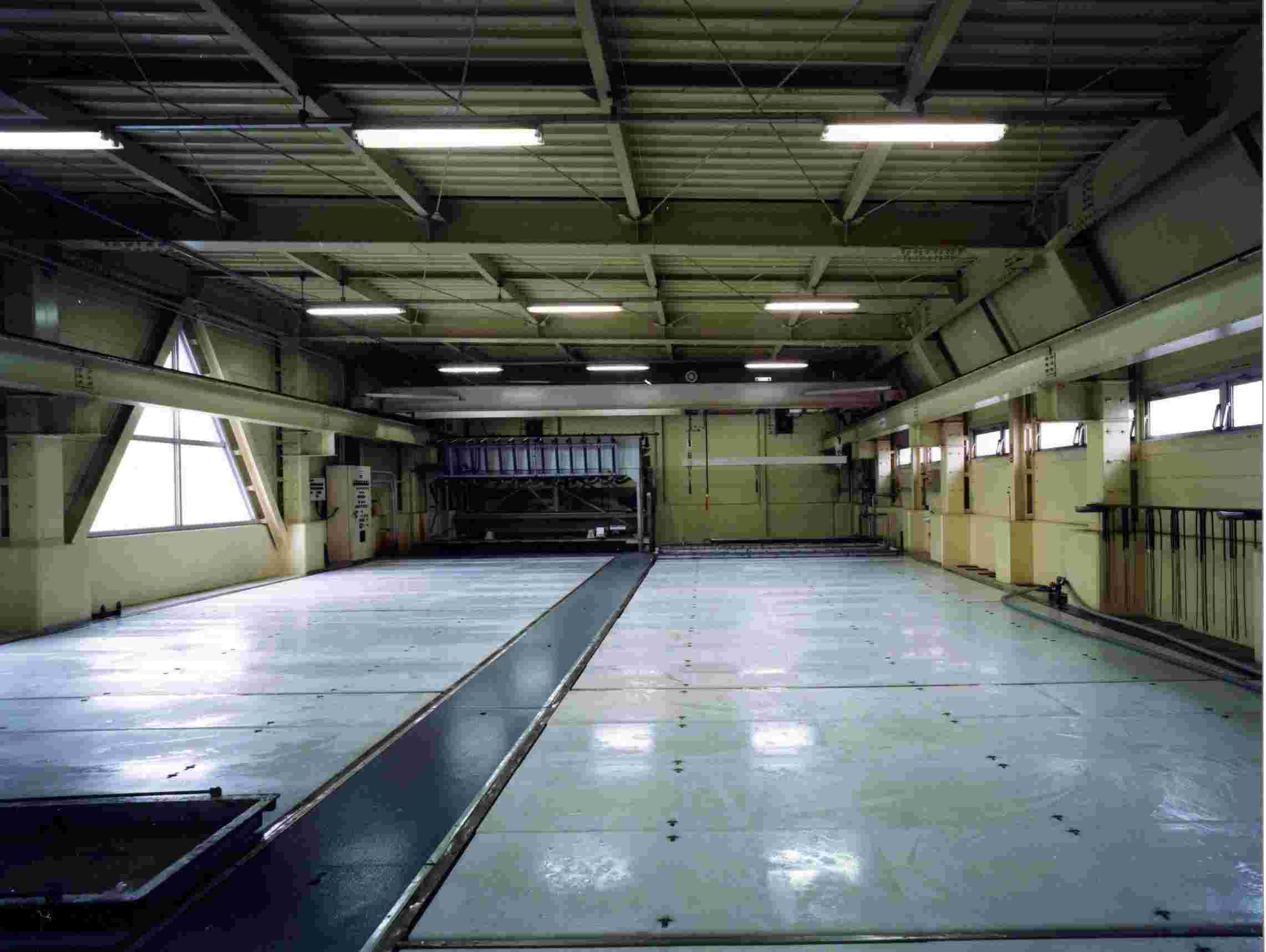 大量の氷を作っている氷業者の様子