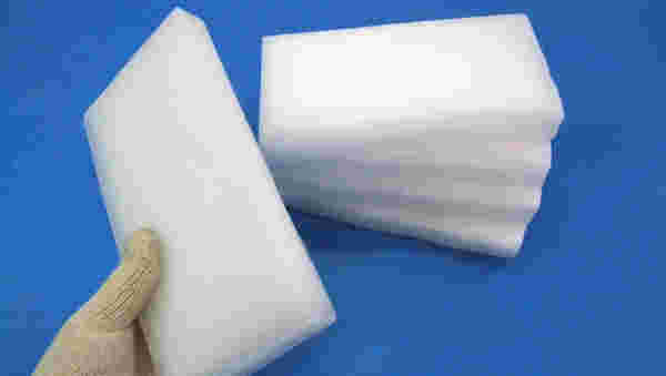 きれいにカットされたドライアイスと1つてに持っている様子