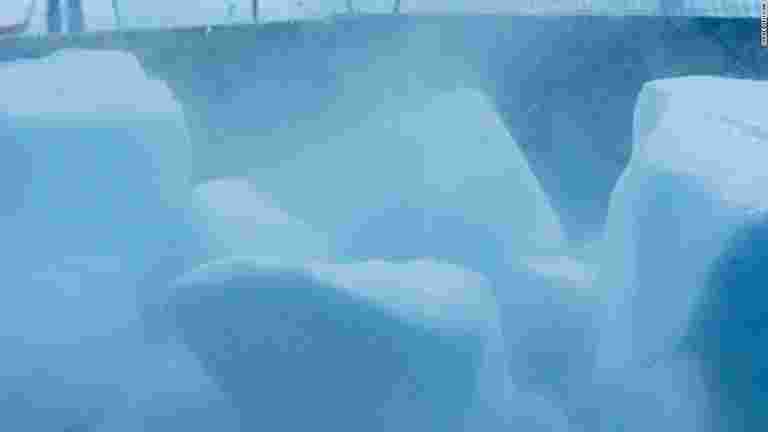 ゴツゴツした大きいドライアイスがいくつかある