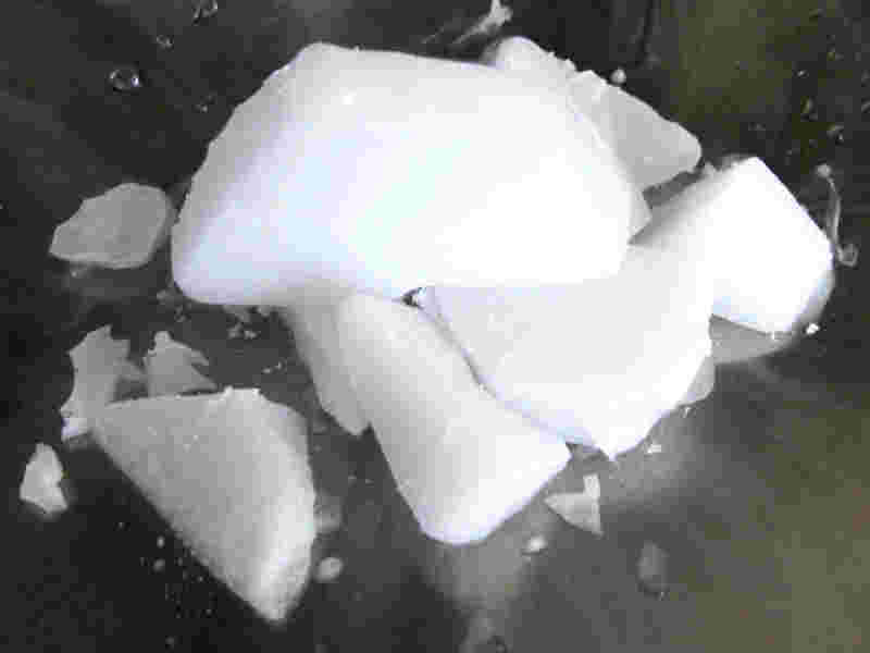 大きいドライアイスが散らばっている
