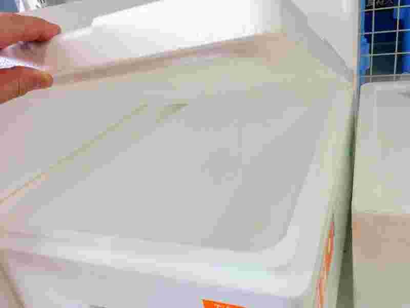 発泡スチロールの蓋を少し持ち上げている