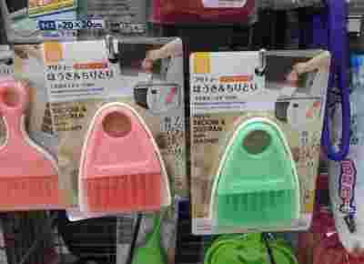 カラフルでコンパクトなほうき