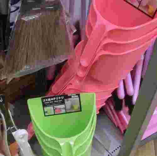カラフルでプラスチックのちりとり